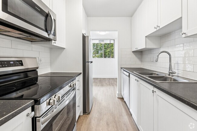 2BR, 1BA - 898SF - Kitchen - 86 Cedar Street South
