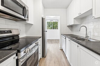 2BR, 1BA - 898SF - Kitchen - 86 Cedar Street South