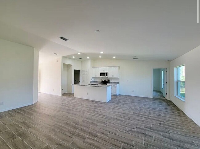 Foto del edificio - Modern & Spacious 4 Bed, 2 Bath Home COMIN...
