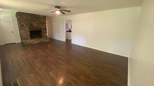 Foto del edificio - 4 bedroom 2 bath home for rent
