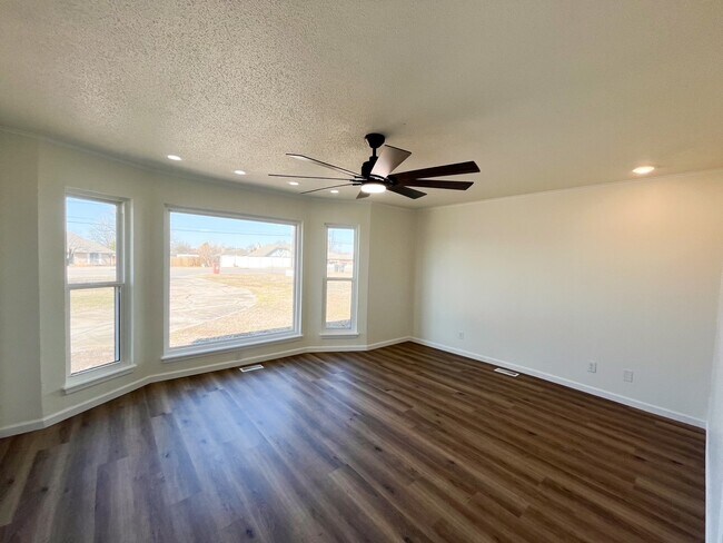Foto del edificio - 2908 N Santa Fe Ave