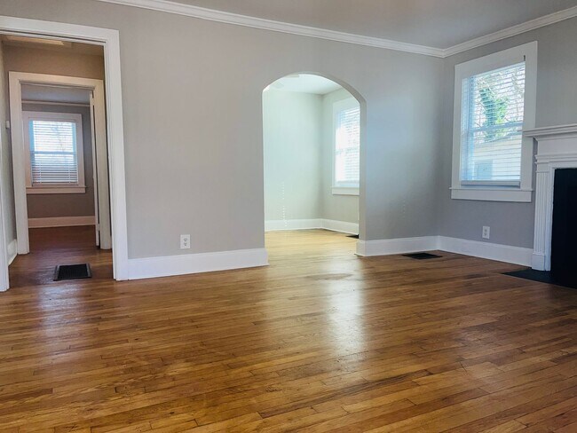 Foto del edificio - Adorable cottage style home with large fenced in backyard near Downtown Lagrange! Must see!