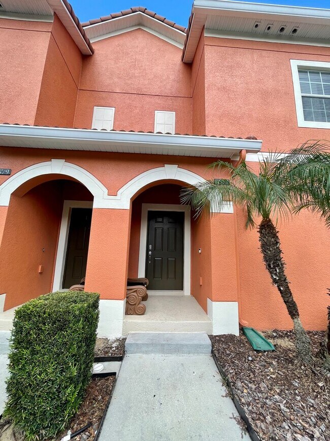 Building Photo - RENOVATED 4 bed 3 bath Completely FURNISHE...