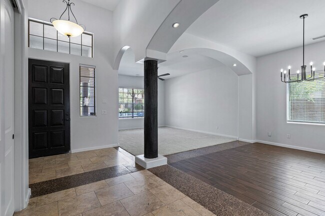 Foto del edificio - Charming basement model home!