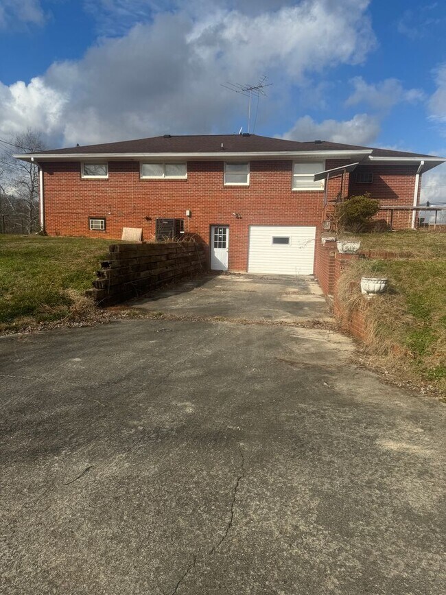 Foto del edificio - Powell 37849 - 3 bedroom 2 bath - call Lisa Vineyard or Shannon Russell 865-216-9334
