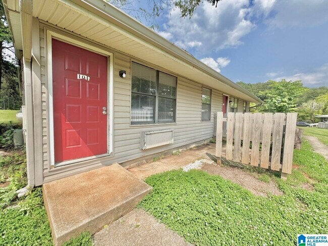 Foto del edificio - 1700 Greenbrier Dear Rd