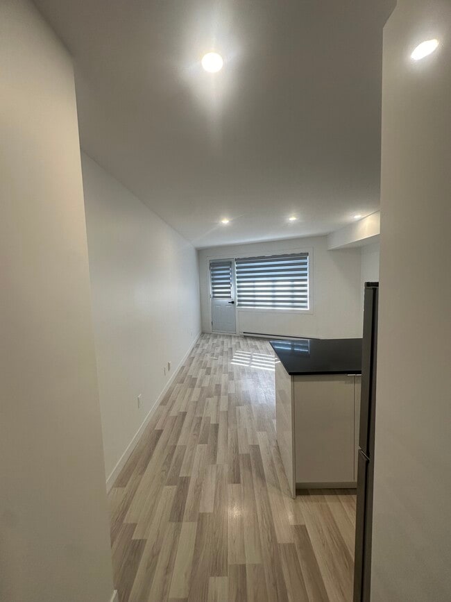 Building Photo - 5695 Rue Saint-Jacques