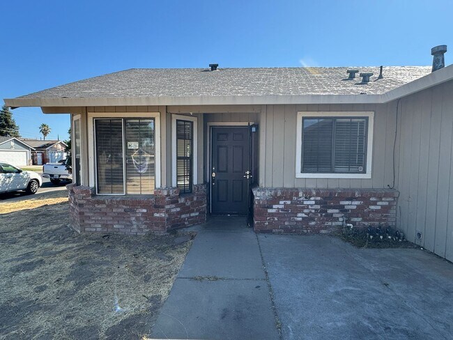 Foto del edificio - Three Bed, Two Bath Home on a Corner Lot