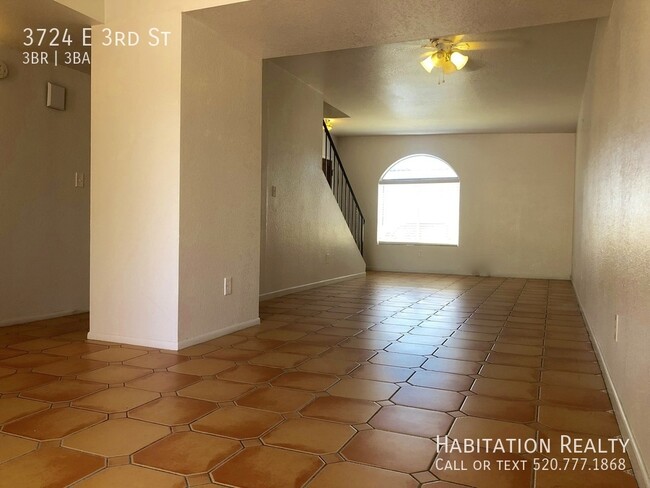 Building Photo - End unit Condo with Fenced Yard, Located o...