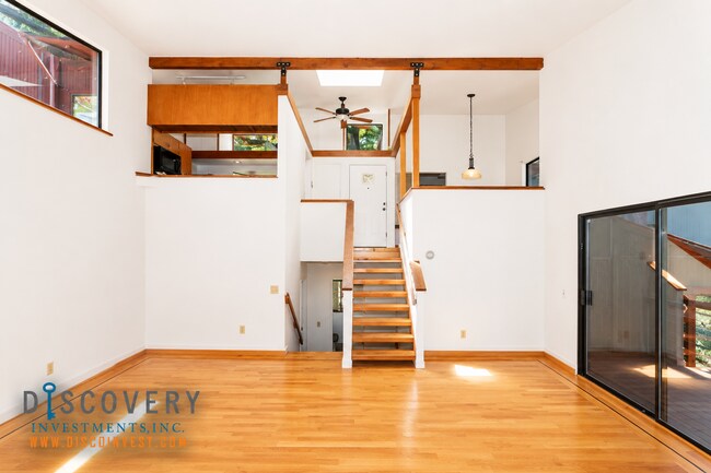 Foto del edificio - Montclair Four Bedroom Contemporary Late 20th Century Home