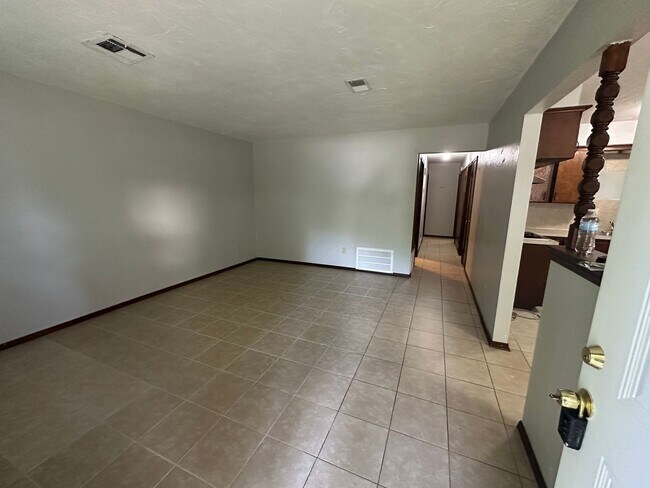 Building Photo - 3 Bed, 1 1/2 Bath, 1 Car Garage