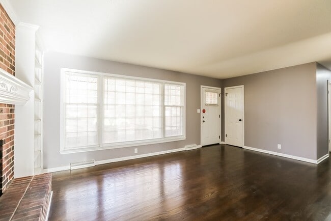 Building Photo - Charming 3 Bedroom