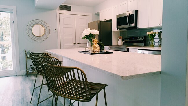 Photo du bâtiment - Stunning rental in quiet family neighborhood!