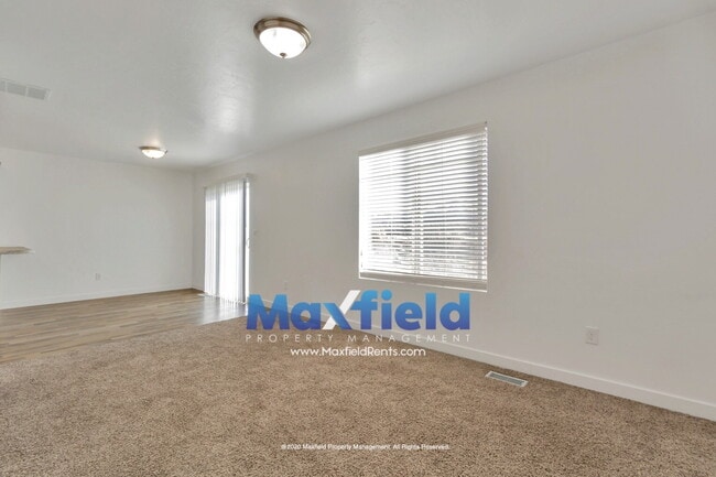 Foto del edificio - $1000 Off Rent -Townhouse Draper - 3 BD 2.5 BA 2 GA - 2250 Square Feet - New Carpet