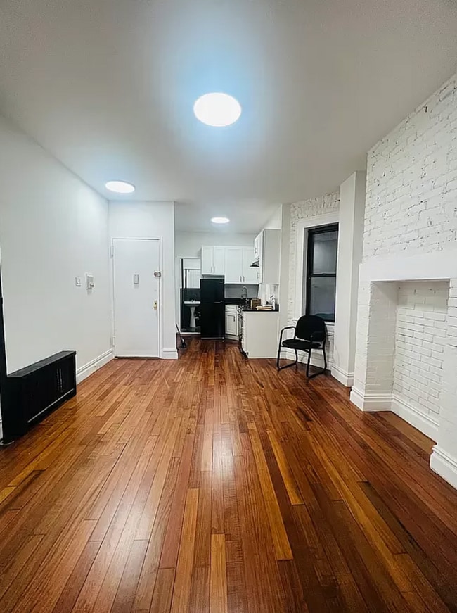 Building Photo - 241 W 11th St