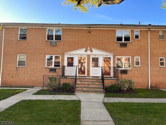 Building Photo - 725 Joralemon St