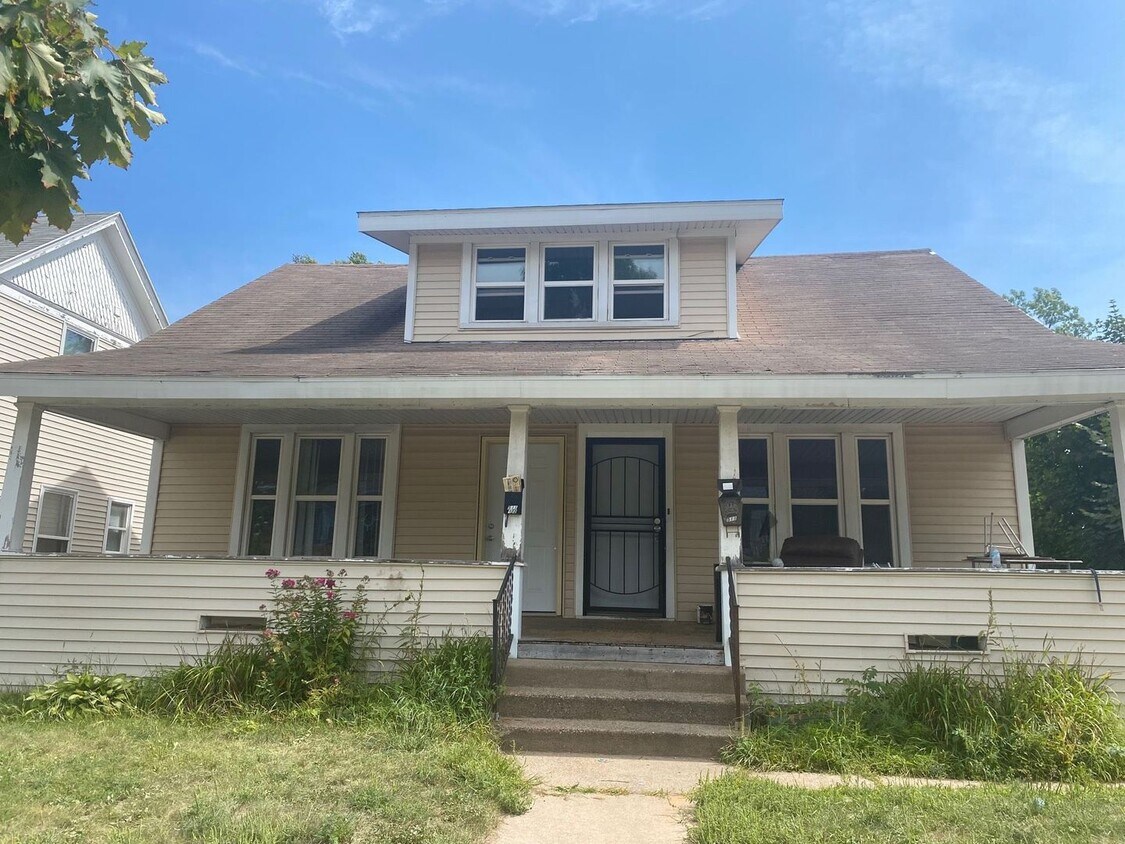 511 N 3rd Ave Unit Upper, Wausau, WI 54401 Room for Rent in Wausau, WI