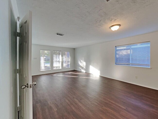 Building Photo - 2607 Feather Green Trail