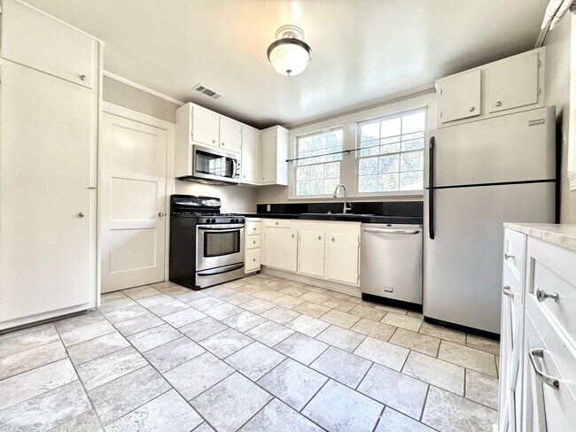 Building Photo - Holiday Move In Special! - Unique 3 Bedroo...