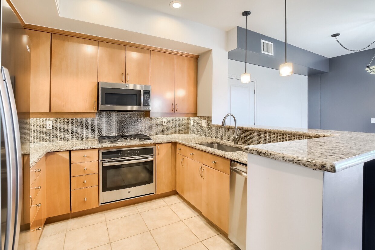 Primary Photo - 2500 E Cherry Creek South Dr