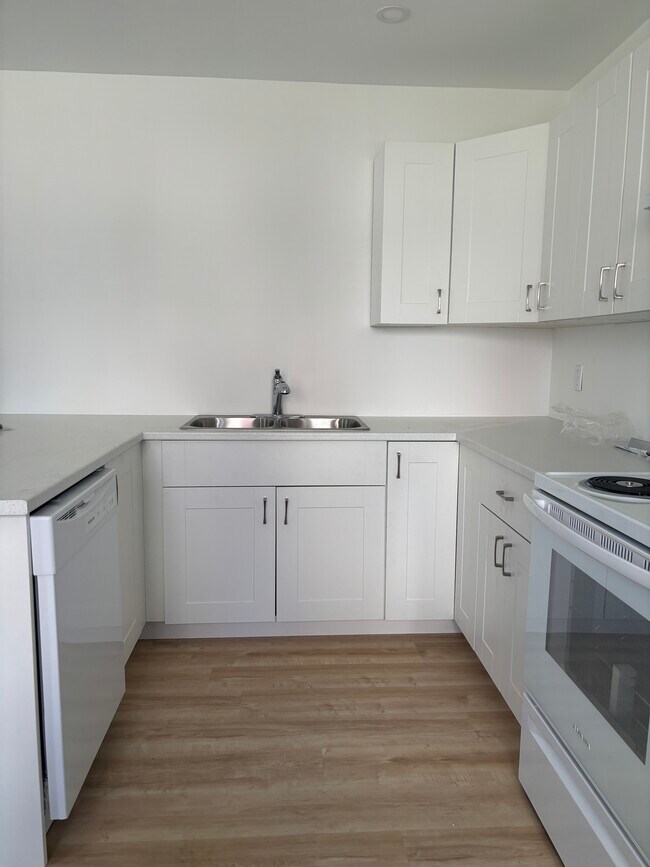 Photo du bâtiment - NEWLY RENOVATED THREE-BEDROOM APARTMENT - 94B PLEASANT STREET