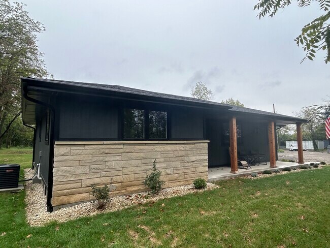Foto del edificio - 2400 N Cedar Rd