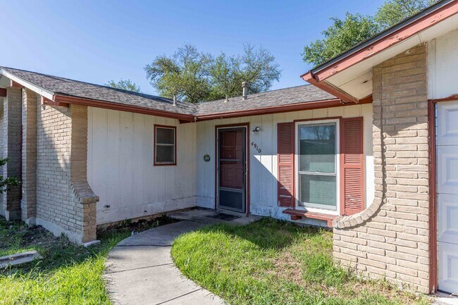 Foto del edificio - 4910 Tennyson Dr