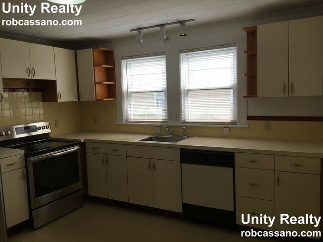 Building Photo - 28 7th St