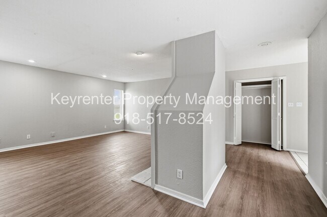 Foto del edificio - 6506/6508 E 90th St Duplex
