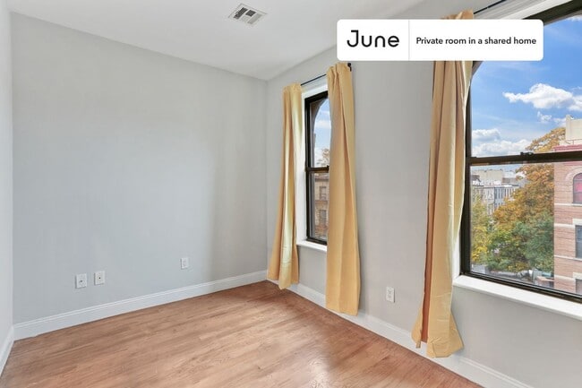 Building Photo - Private bedroom in 4 bed/1 bath Home