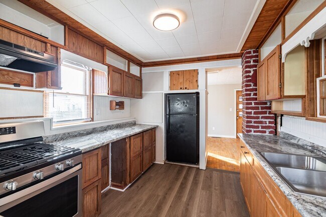 Building Photo - Charming 2 Bedroom Home with a Huge Fenced Yard & Garage