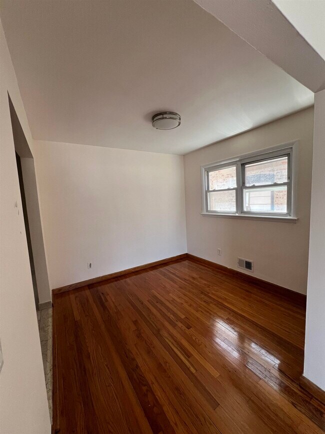 Foto del edificio - 304 Columbia Ave