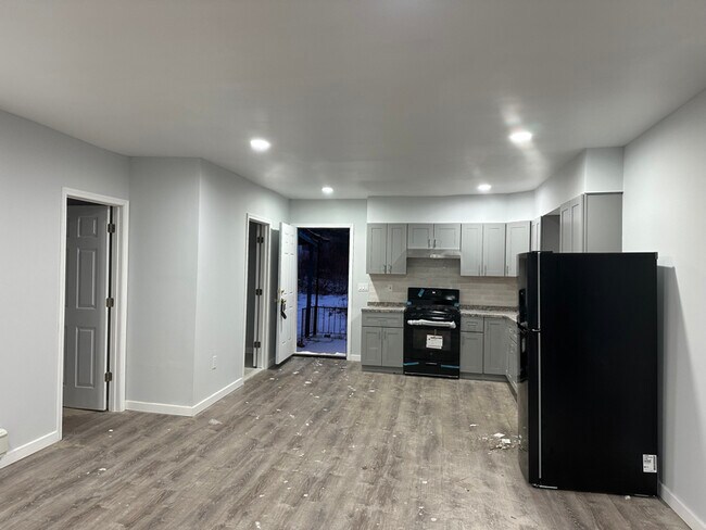 Building Photo - 533 W State St