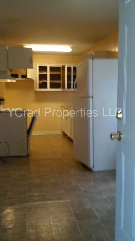 Building Photo - 3 Bedroom Ranch Home, Large Backyard