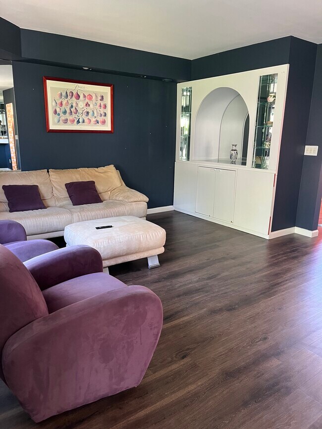 Family Room - 935 Kirts Blvd