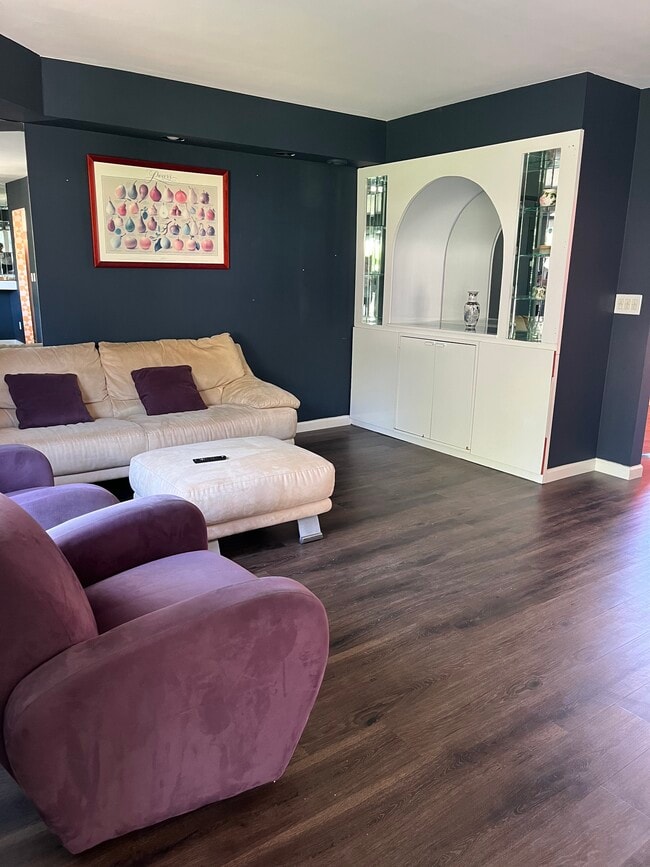 Family Room - 935 Kirts Blvd