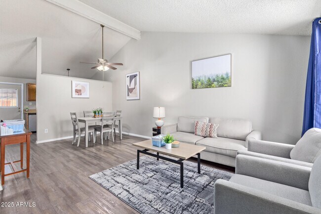 Foto del edificio - 5120 W Willow Ave