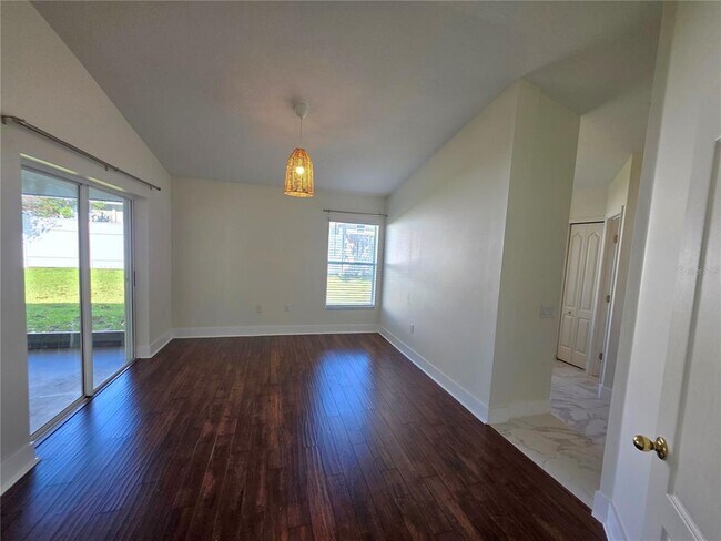 Foto del edificio - 730 Straw Lake Dr