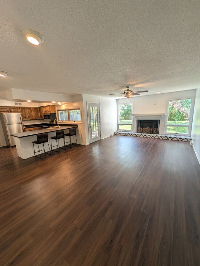 Foto del edificio - 622 Laurel Dr