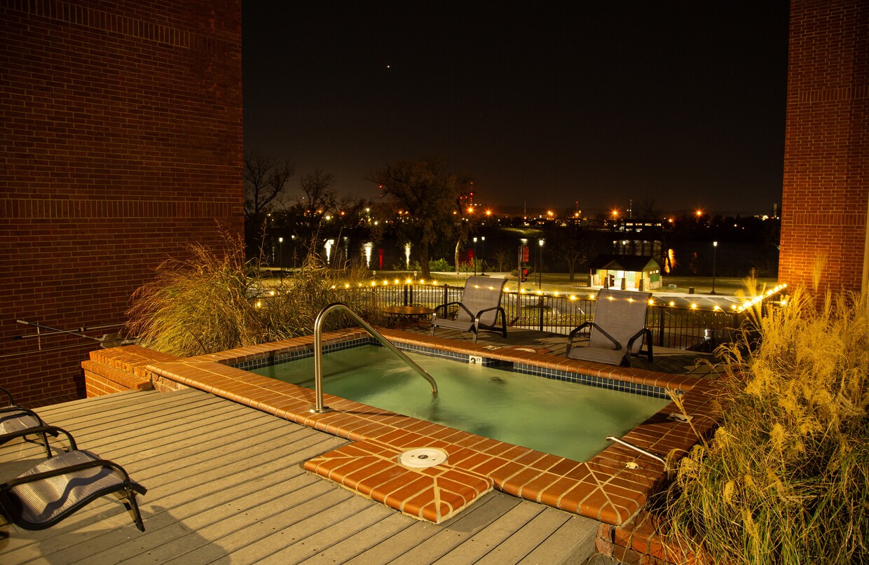 Vista nocturna del río/lago desde el jacuzzi - Lincoln Park Apartments