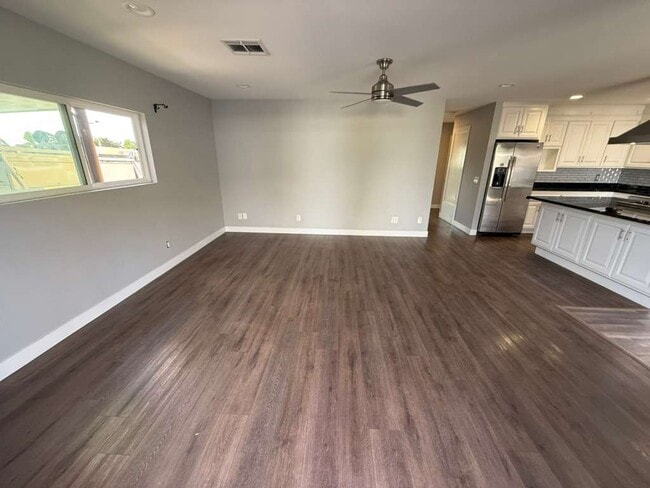 Sala de estar - 495 Queen Anne Dr