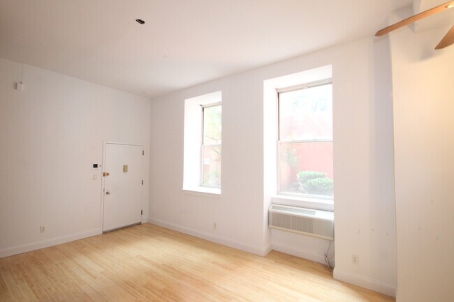 Building Photo - 222 Grand St