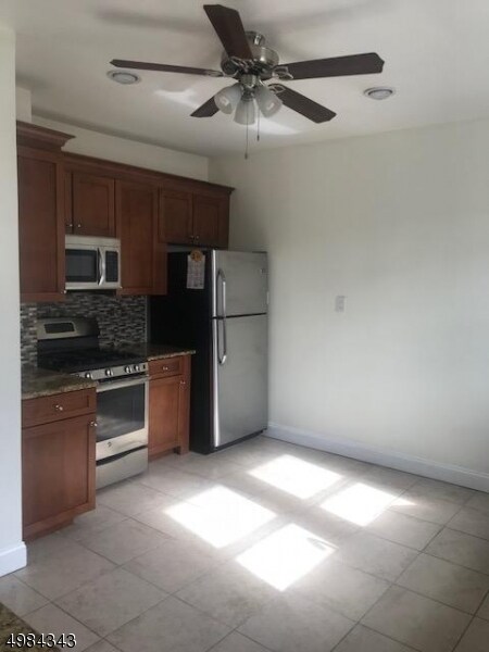 Building Photo - 563 Spruce Ave