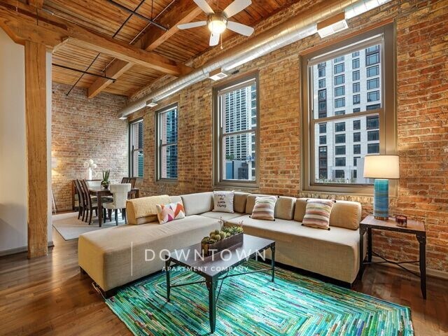 Foto principal - 455 E Illinois St