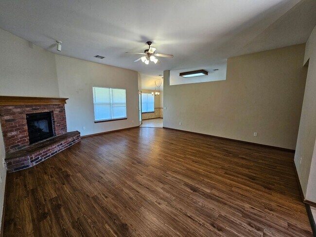 Building Photo - (3) Bed/(2) Bath SE OKC Avail NOW! Moore P...