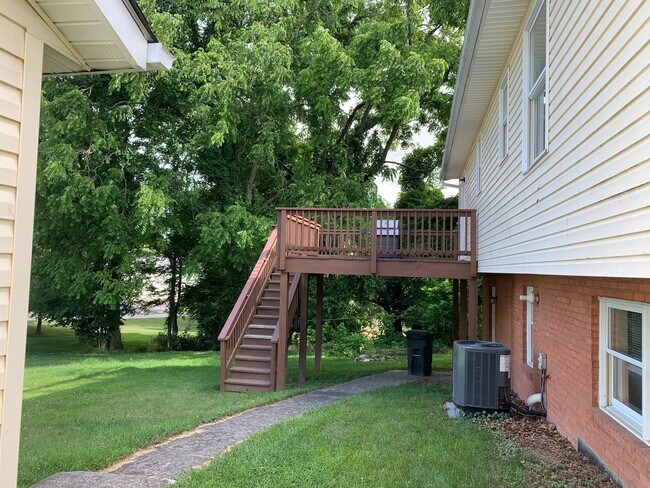 Building Photo - 4 Bedroom 3 Bath House with 2 Car Detached...