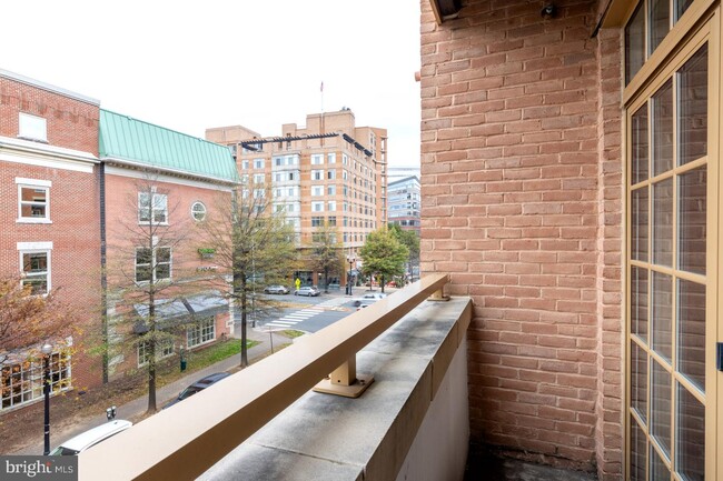 Building Photo - 925 N Garfield St