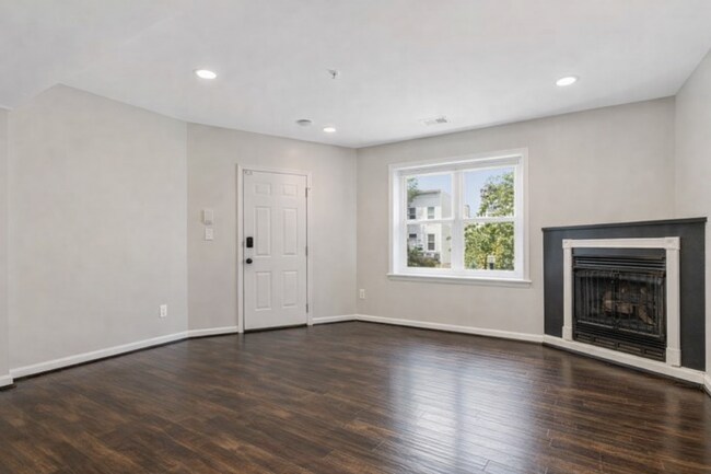 Foto del edificio - Bright, modern Capitol Hill 1 bed/1 bath condo with private outdoor space and secured parking