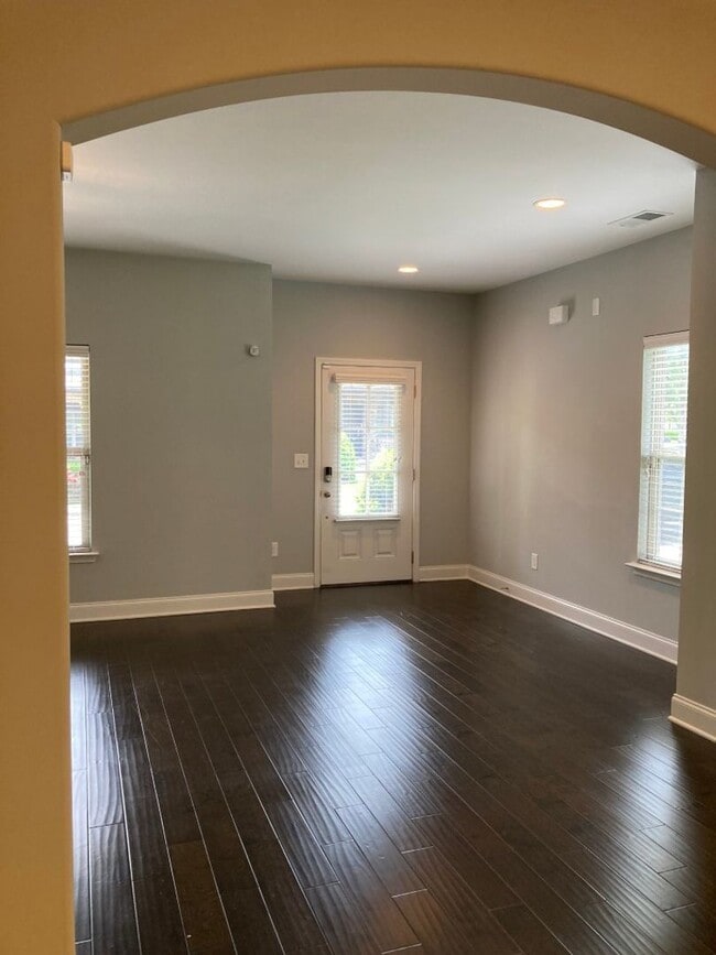 Building Photo - End Unit Condo in Shadow Green of Franklin