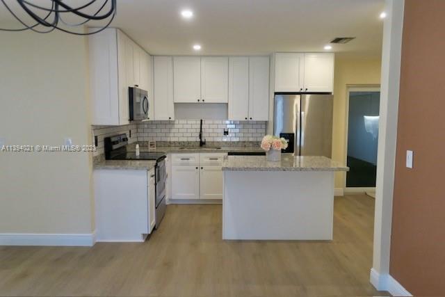 Foto del edificio - 8615 Bridle Path Ct